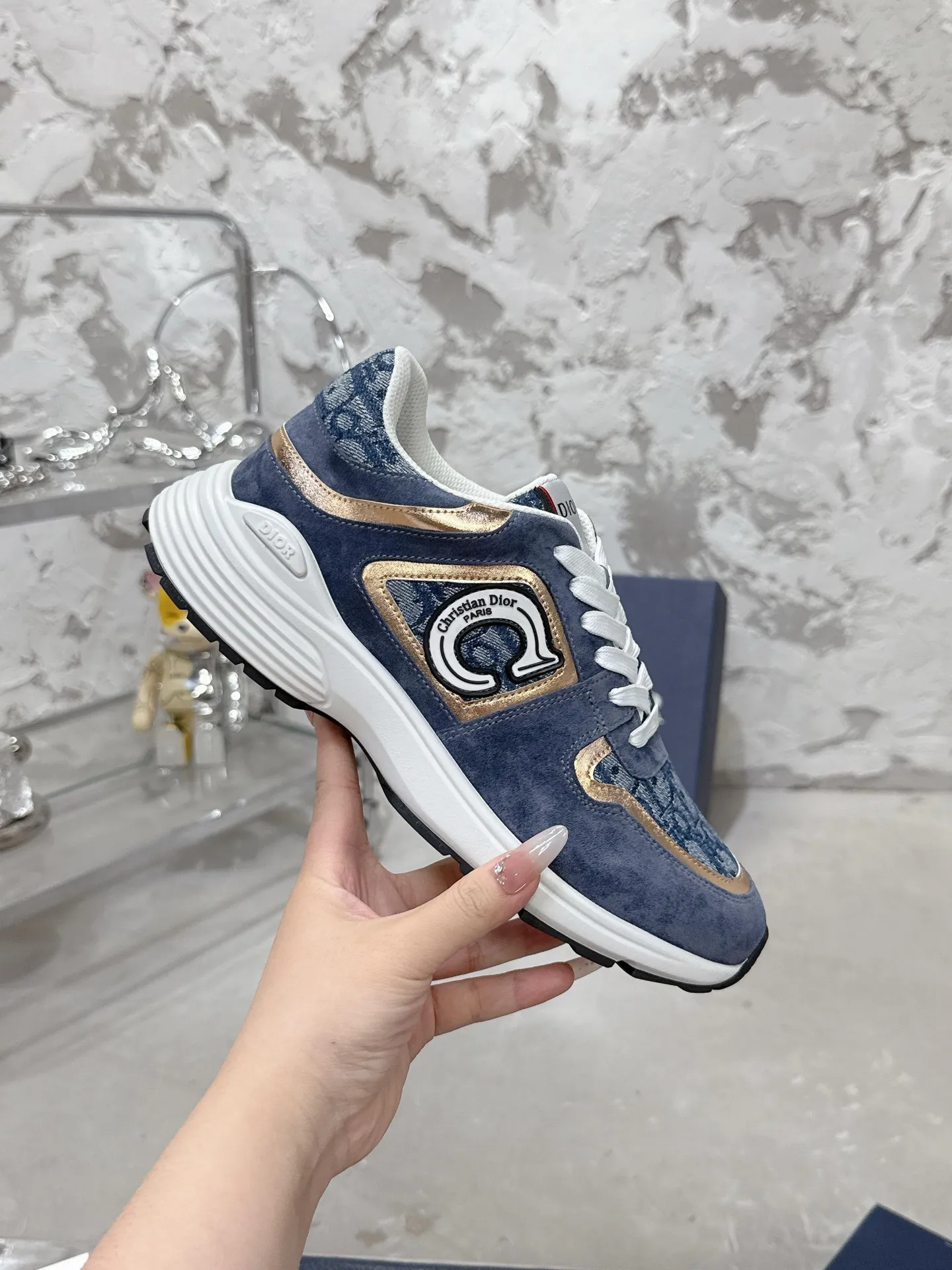Men's men's shoes💰580💰 Dior Dior's latest color matching B30 series dad sneakers original 17960💰 purchased for development and production Brand new B30 sneakers Dad Shoes style shoes that follow the trend of the retro market The Dior logo on the tongue also indicates that this pair of shoes is the B30 model! B30 uses fine-textured leather and mesh cloth materials to form a shoe body. There are conspicuous letters CD on both sides of the shoe body to indicate identity. Many lines on the shoe body outline details to make the shoes look less monotonous and full of retro flavor. The delivery counter is exquisitely packaged🛍📦 ▪️Fabric: Original customized technical fabric + mesh ▪️Inner lining: Customized breathable lining ▪️Outsole: Original molded IP foam + TPU outsole ▪️Sole thickness: 3.5CM ▪️Size: Men's size 39-46 (Male size 38.45.46 customized)